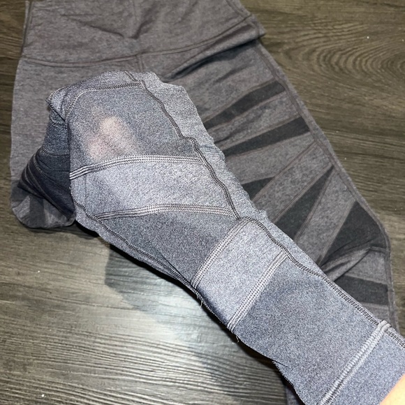 Lululemon Mesh ZigZag Gray Leggings - Size 8 - Picture 3 of 5